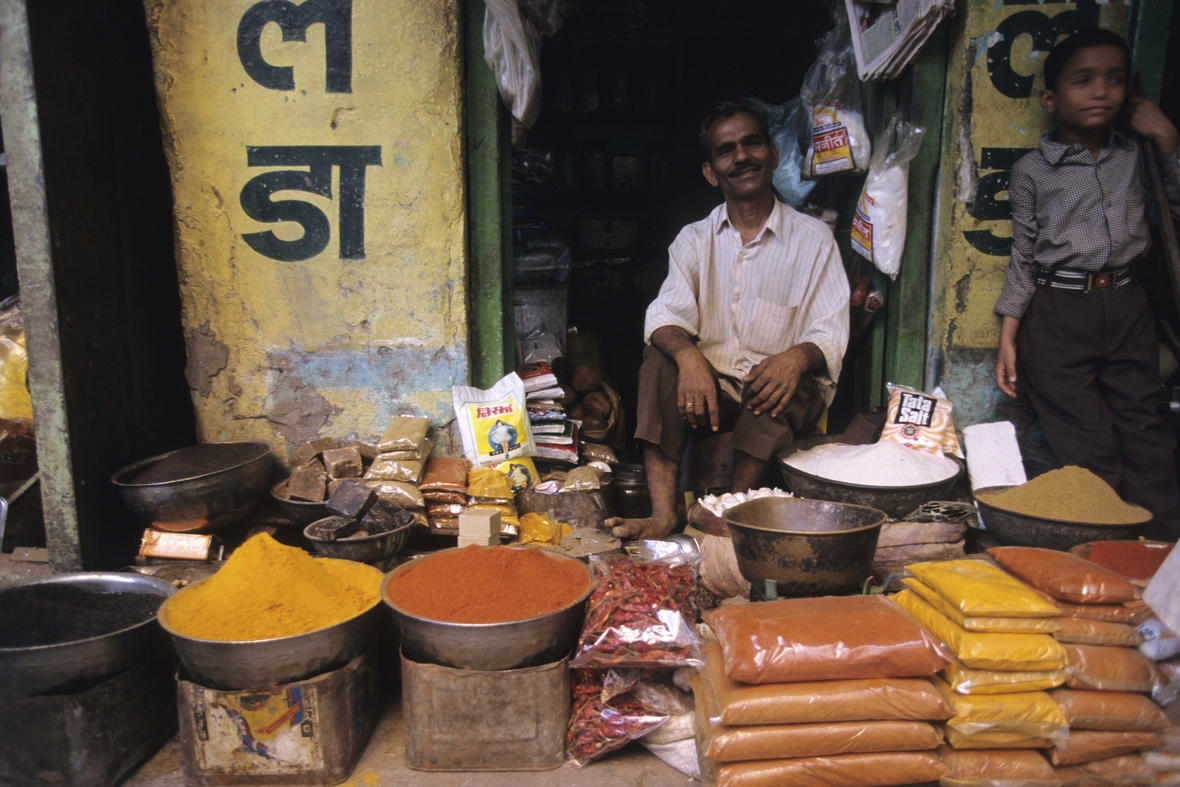 Auf dem Markt verkauft dieser Inder Gewürze und Lebensmittel