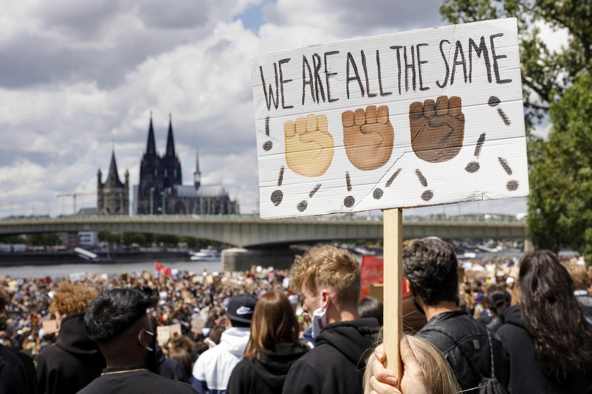 Teilnehmer der Anti-Rassismus-Demonstration von Black Lives Matter in Köln am 6. Juni 2020. Auf dem Plakat steht geschrieben: "Wir sind alle gleich"