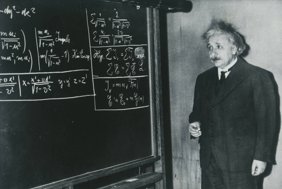 Albert Einstein vor einer Tafel mit Formeln und Gleichungen, 1931