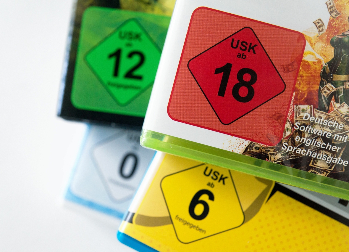Die Altersfreigaben "Ab 18", "Ab 12", "Ab 6" und "Ab 0" der Unterhaltungssoftware Selbstkontrolle (USK) auf den Hüllen von Computerspielen,