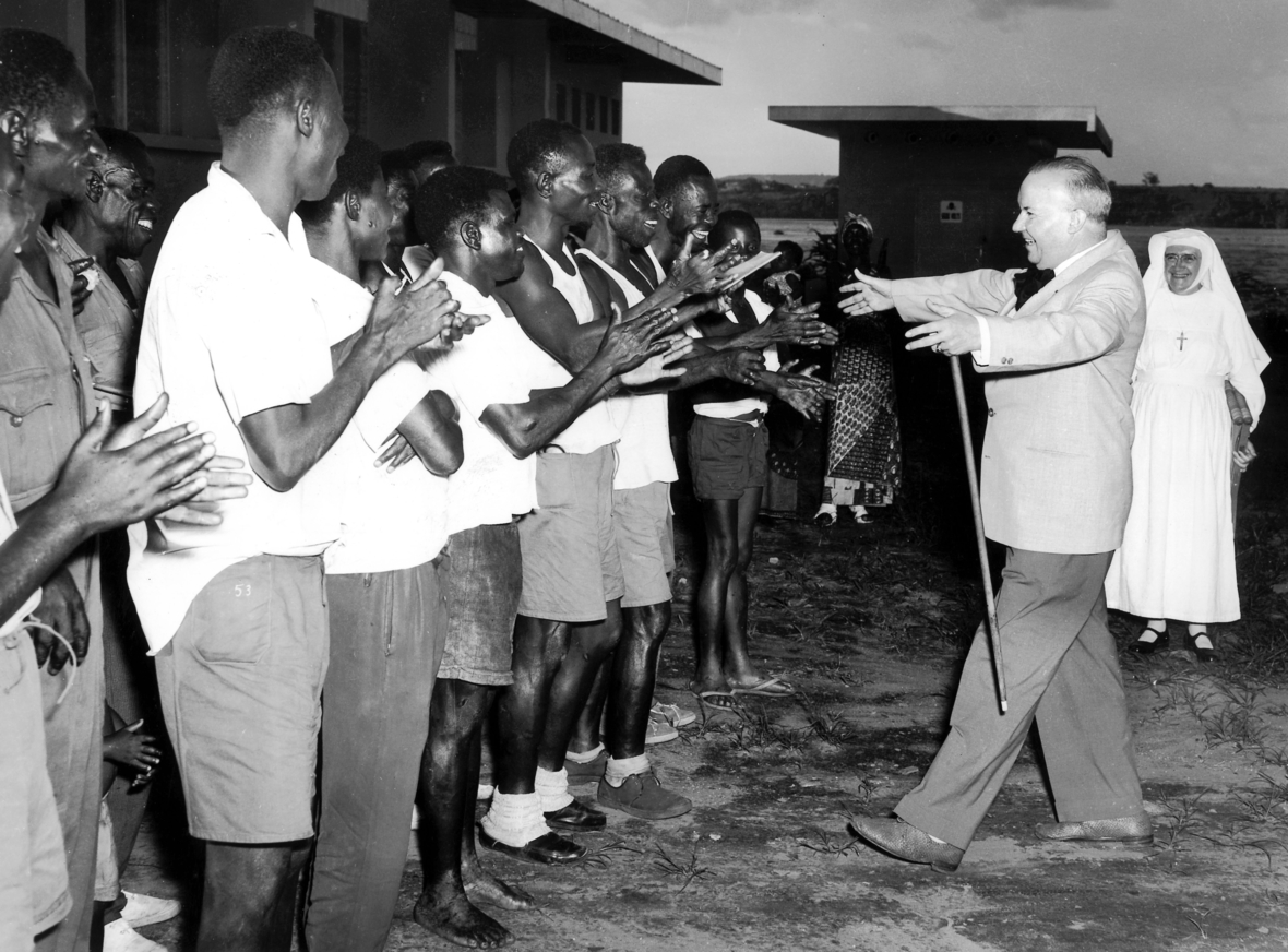 Raoul Follereau (rechts) besucht am 1960 Leprakranke in einem Krankenhaus der Demokratische Republik Kongo. Follereau hat sich Zeit seines Lebens für Leprakranke auf der ganzen Welt engagiert.