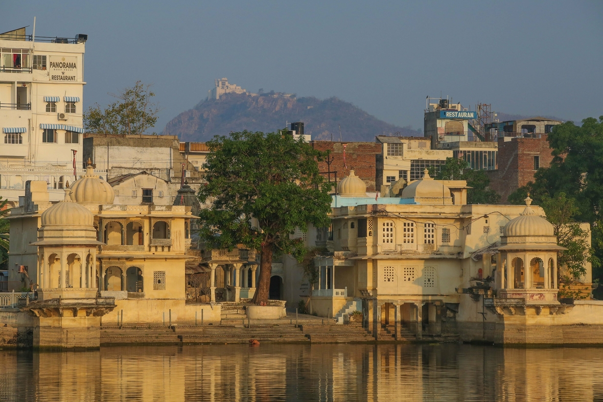 Morgenbilder von Udaipur. Die historische Kleinstadt im Rajasthan-Distrikt heißt auch die Stadt der Seen und des Alltags. Sehr viele Touristen besuchen die fast 500 Jahre alte Stadt Udaipur. Die Stadt liegt zwischen künstlich angelegt Seen und Bergen im Nordwesten Indiens.