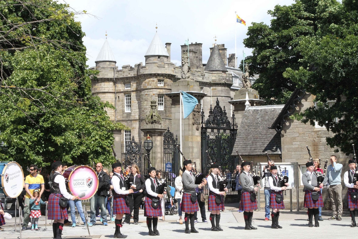 Dudelsackspieler im Kilt spielen bei der Eröffnungsfeier des schottischen Parlaments in Edinburgh.