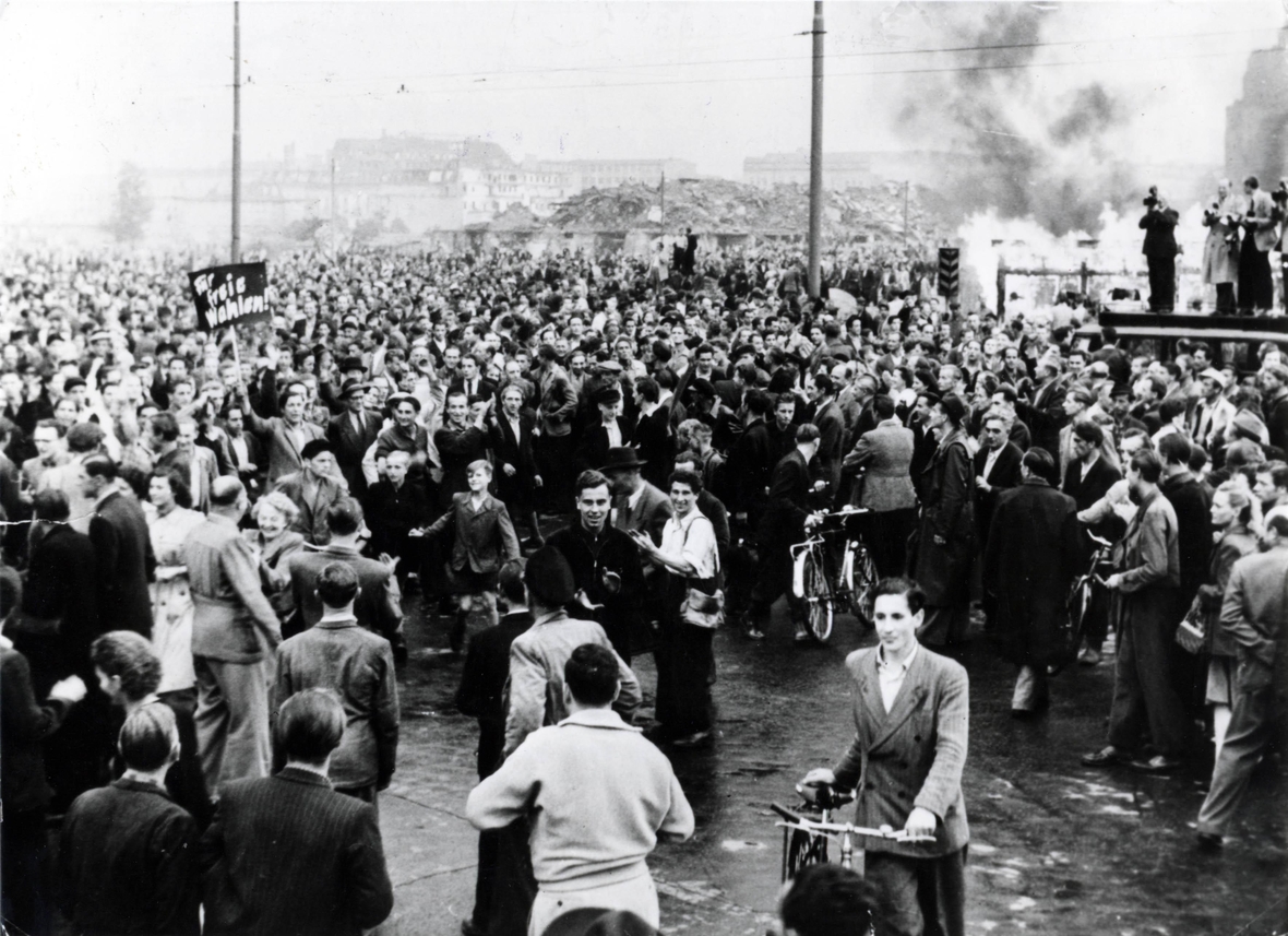 Am 17. Juni 1953 protestierten viele Arbeiter für bessere Arbeitsbedingungen. Die Staatsmacht ging mit Gewalt gegen die Demonstranten vor, der Aufstand wurde niedergeschlagen, es gab Tote und Verletzte.