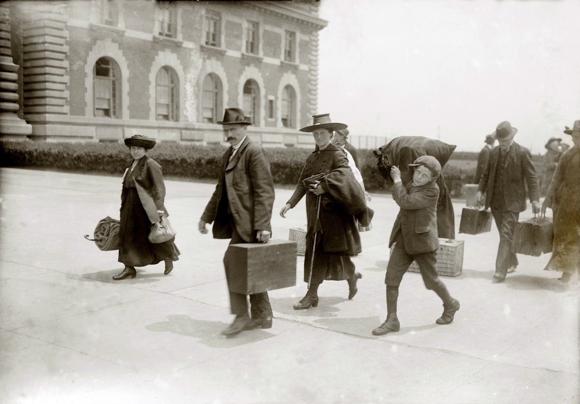 Europäische Auswanderer 1920 auf Ellis Island, USA. Dort wurde die Genehmigung zur Einwanderung erteilt.