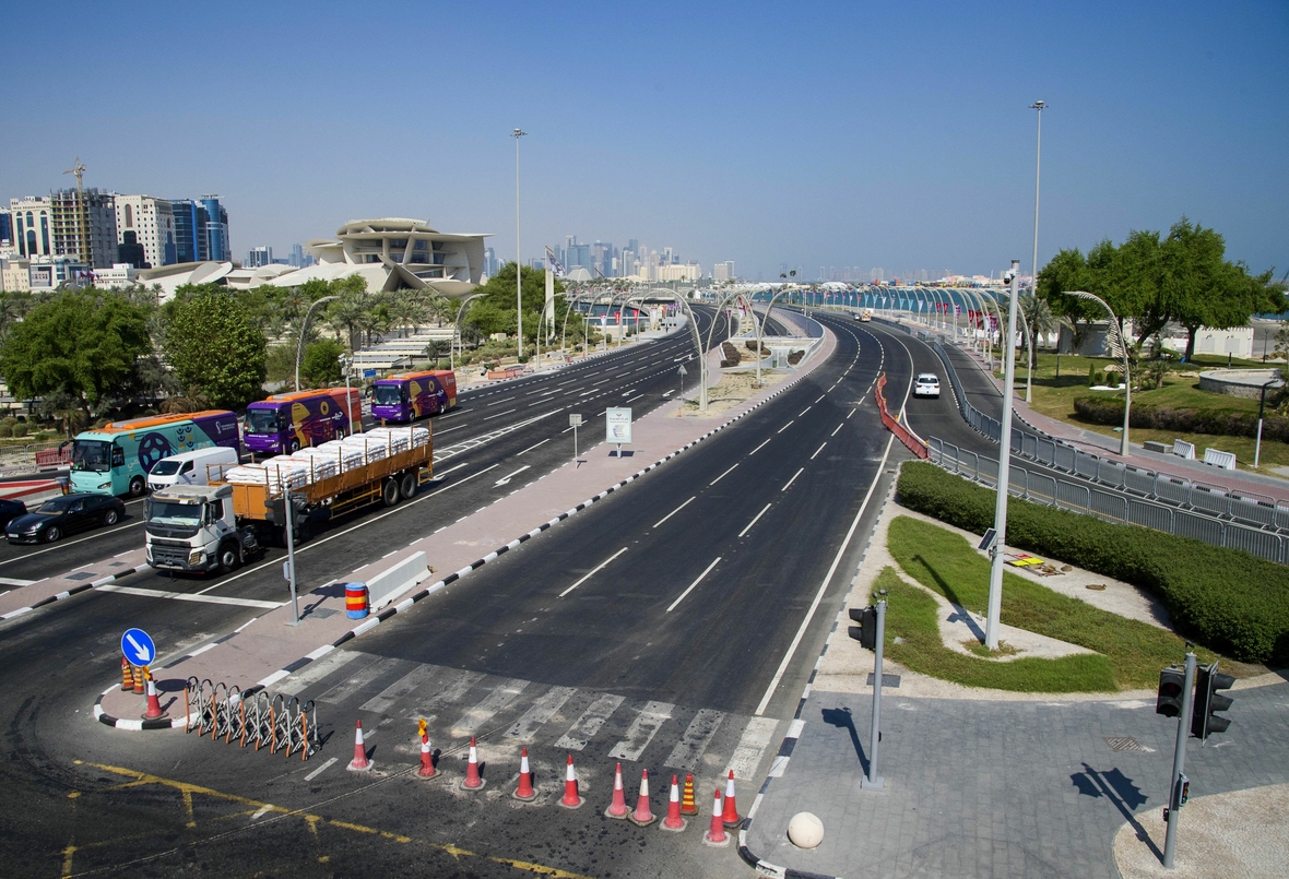 Einige Straße, die nach Doha führen, sind während der Fußball-WM 2022 für den Autoverkehr gesperrt. Die Straßen sind nur für Fußgänger freigegeben. Das Foto zeigt abgeriegelte Straßen.