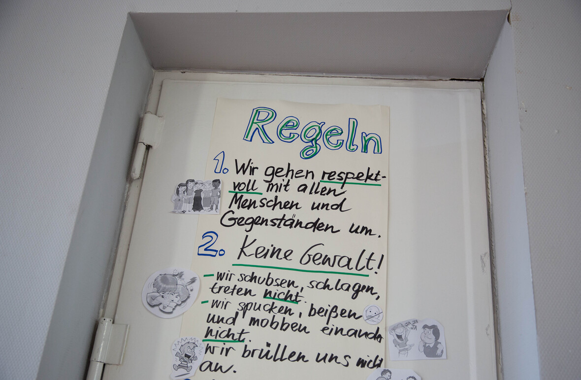 Ein Regelplakat hängt an einer Tür, eine Regel: keine Gewalt. 