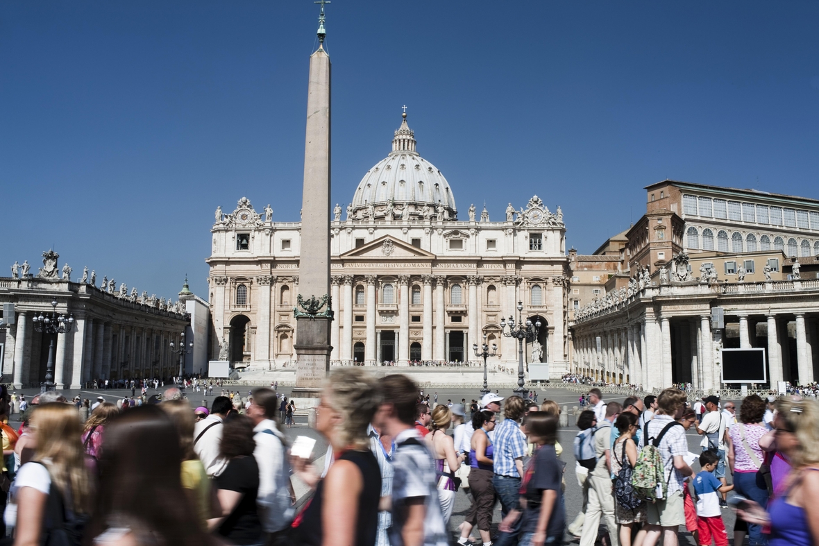 Touristen auf dem Petersplatz vor dem Petersdom in Rom.