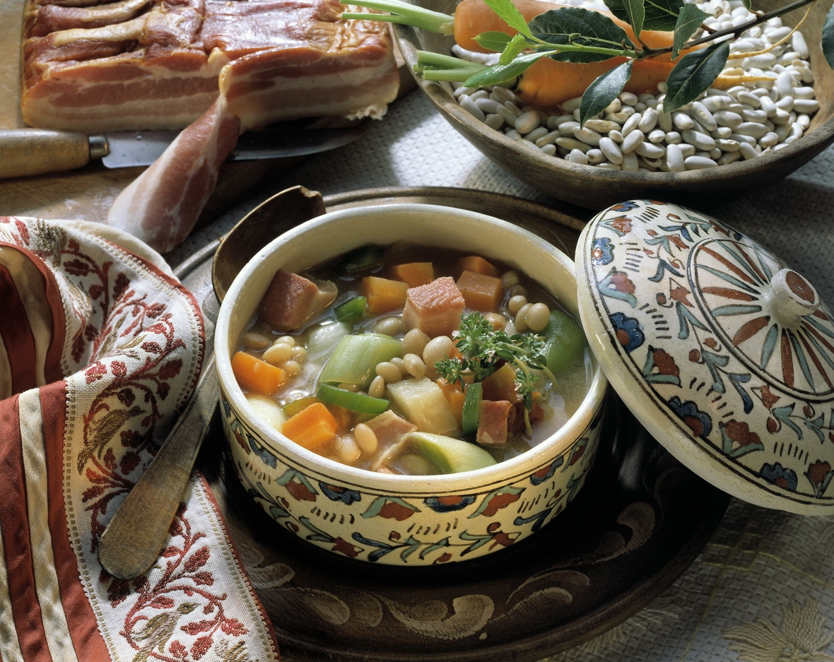 Das Bild zeigt eine serbische Bohnensuppe mit Speck, Lauch und Möhren.