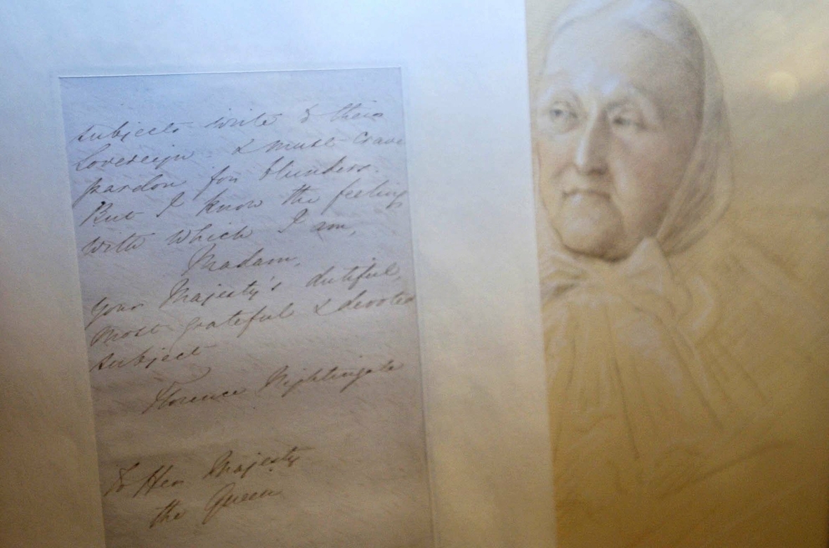 Ein Brief der britische Krankenpflegerin Florence Nightingale (Porträt rechts) an die britische Königin Victoria. 