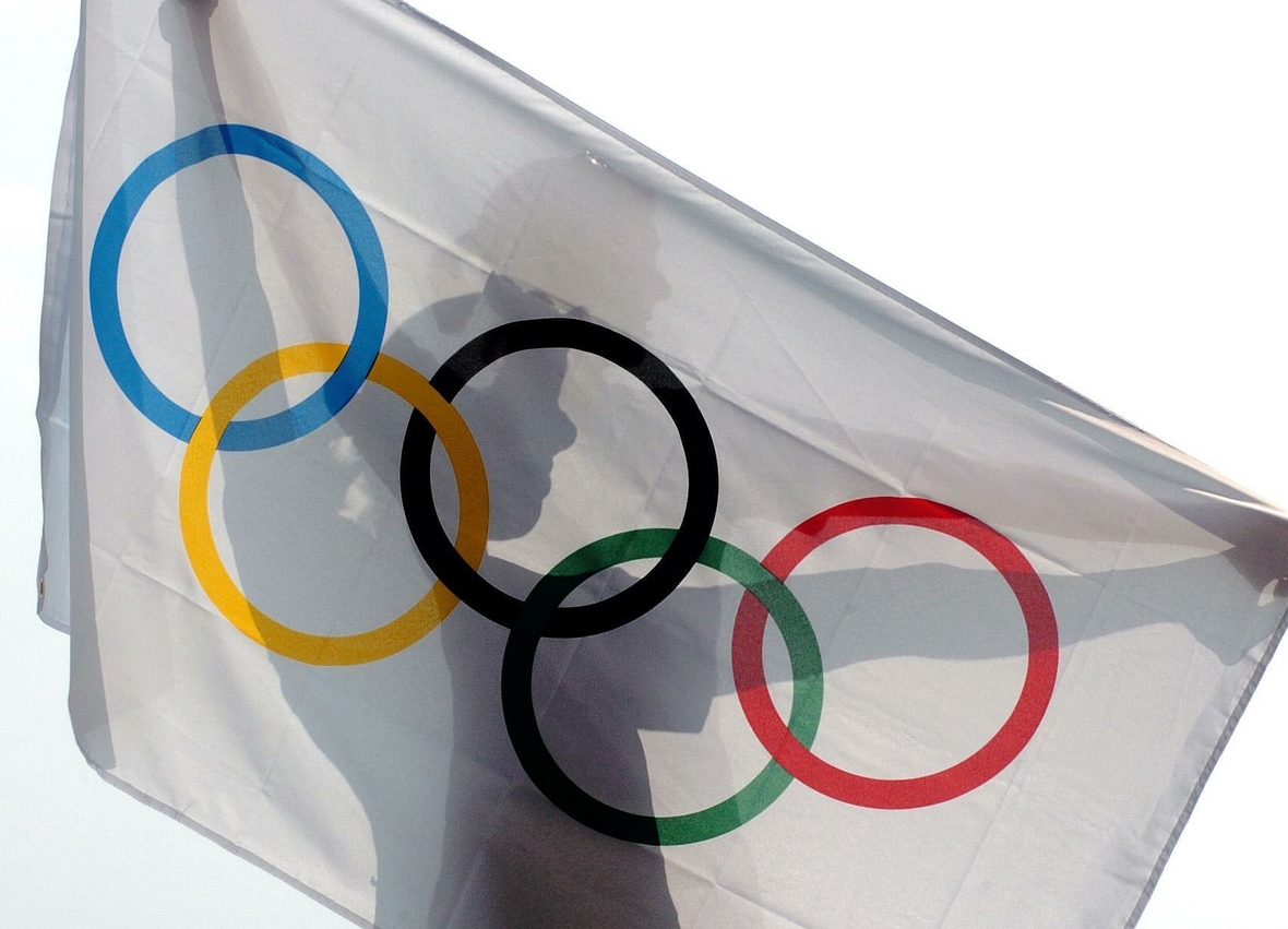 Sportlerin im Schatten der Olympische Flagge