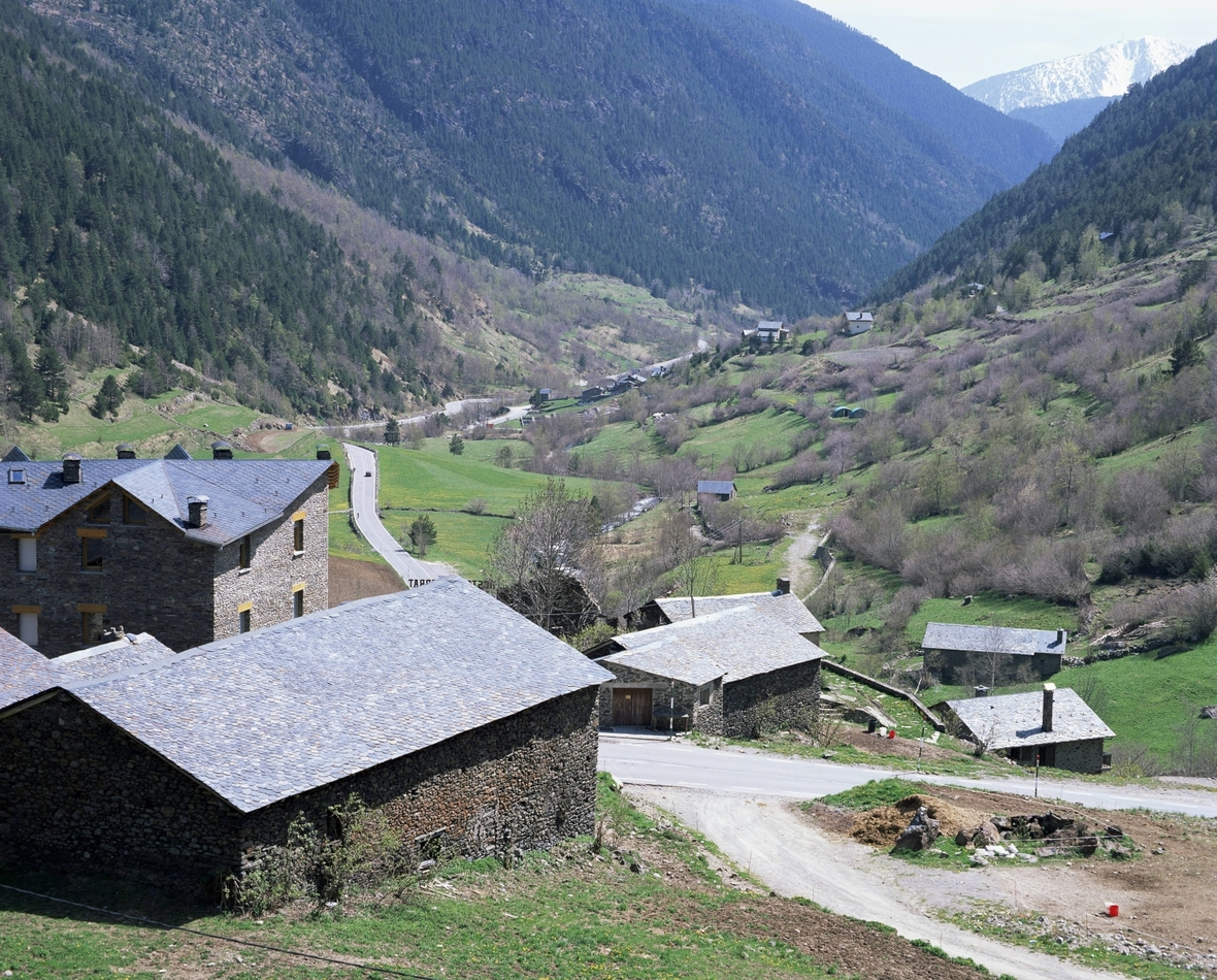 Man sieht Scheunen und Bauernhöfe der Kleinstadt La Massana in Andorra.