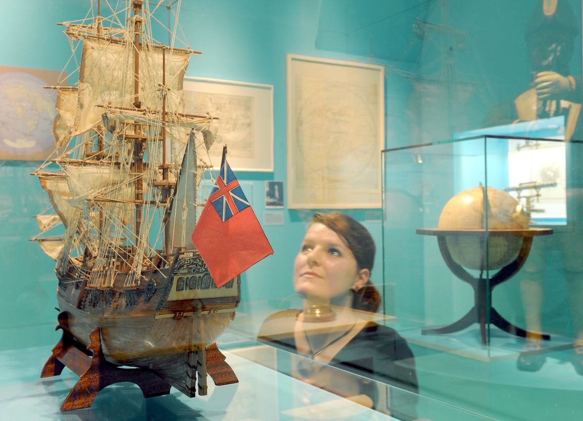 Eine Besucherin des Überseemuseums in Bremen schaut sich das Modell der "Endeavour" des Entdeckers James Cook an.