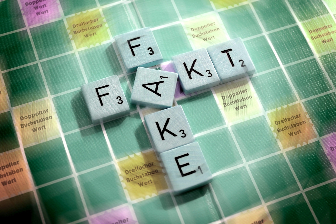 Symbolbild: Buchstaben bilden die Wörter Fakt und Fake