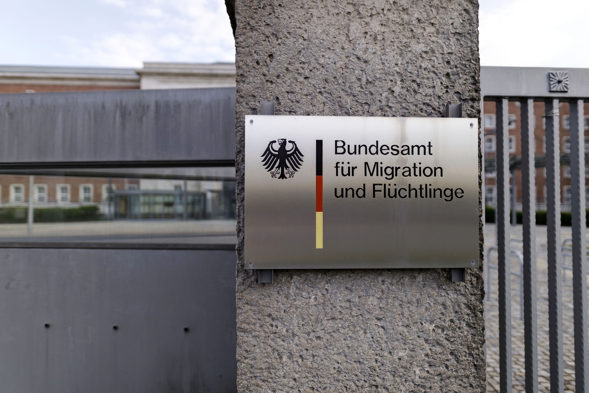 Schild mit Aufschrift: Bundesamt für Migration und Flüchtlinge