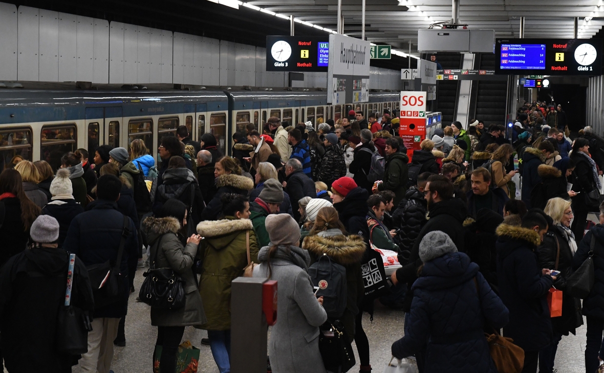 Ein U-Bahngleis mit vielen Pendlern