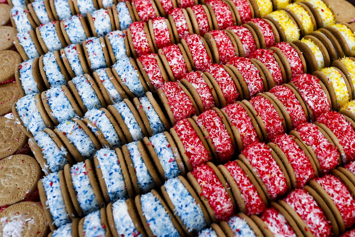 Plätzchen, die unterschiedlich bunt bemalt sind, werden hier in Berlin zum Ende des Ramadan angeboten.