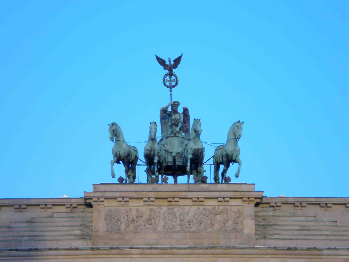 Die Quadriga auf dem Brandenburger Tor ist ein Streitwagen, den vier Zugtiere ziehen 