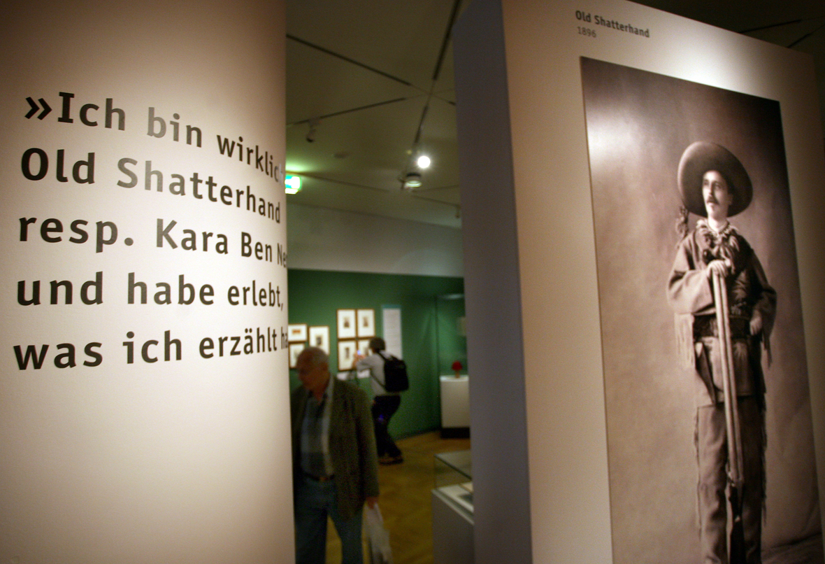 Ausstellung von 2006 bis 2007 über den Schriftsteller Karl May im Deutschen Historischen Museum in Berlin. Im Vordergrund hängen ein Zitat von Karl May und die Reproduktion einer Fotografie von Old Shatterhand aus dem Jahr 1896.