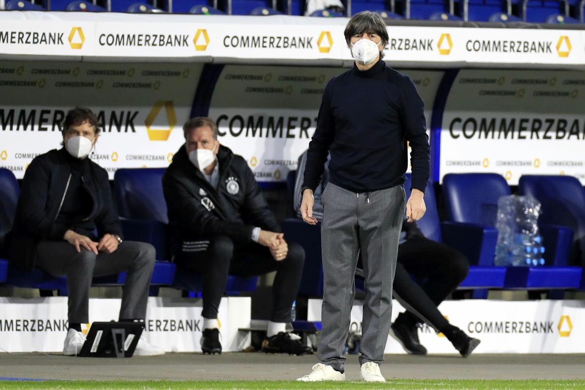 Bundestrainer Joachim Löw mit Co-Trainer Sorg und Köpke bei einem Spiel der Nationalmannschaft im März 2021. Wegen der Covid19-Pandemie tragen sie Masken.