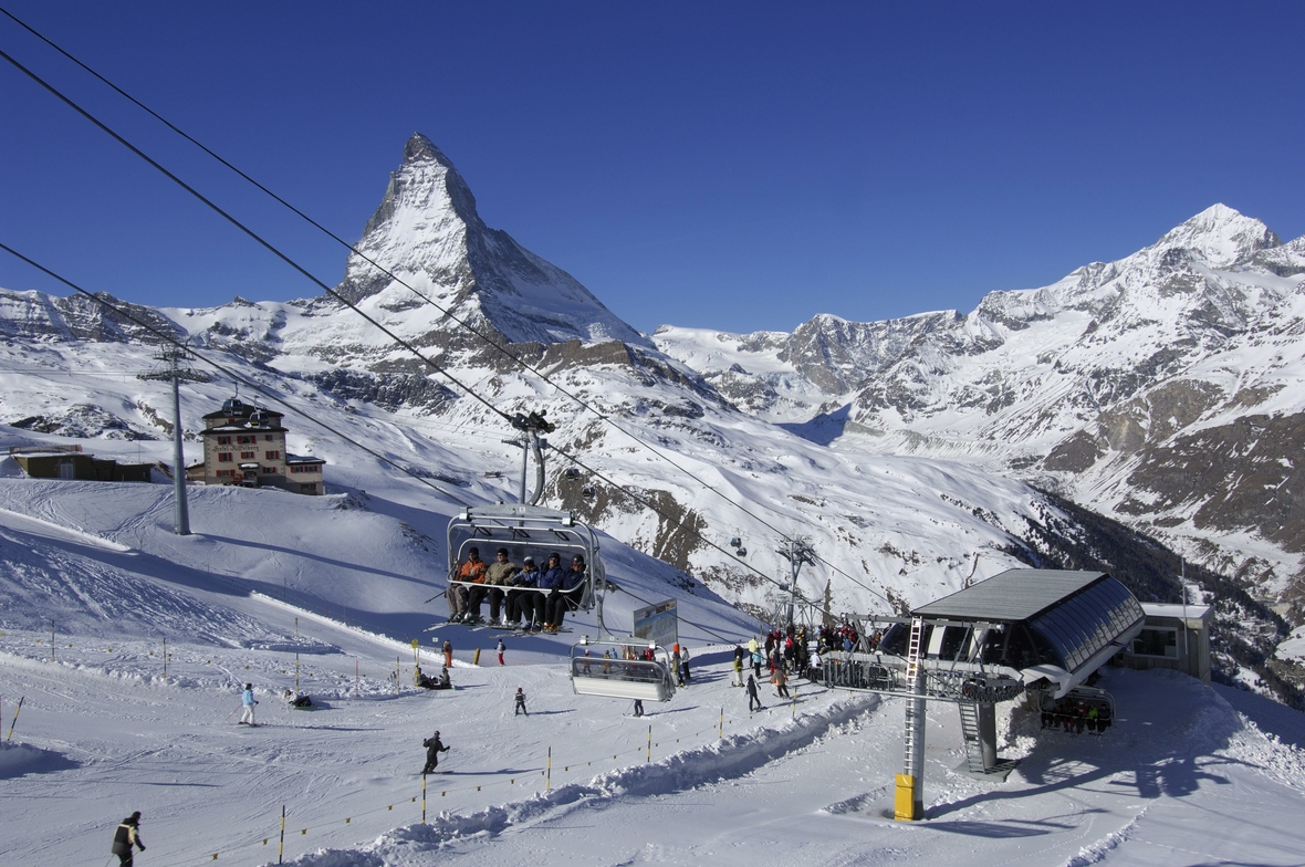 Ein Sessellift am Schweizer Matterhorn. Das Matterhorn ist mit 4478 Metern Höhe einer der höchsten Berge der Schweiz.
