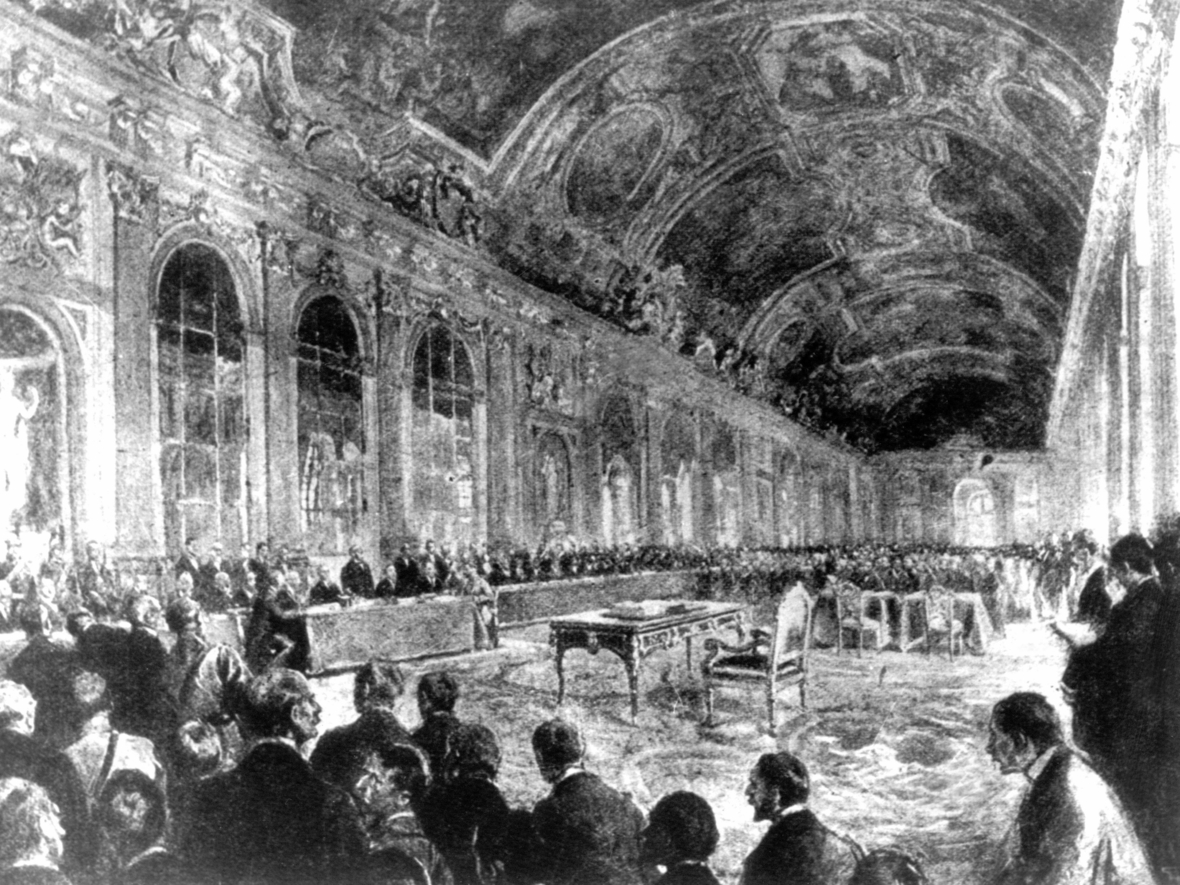 Innenansicht des Schlosses von Versailles bei der Eröffnung der Sitzung zur Unterzeichnung des Friedensvertrags nach dem Ersten Weltkrieg.