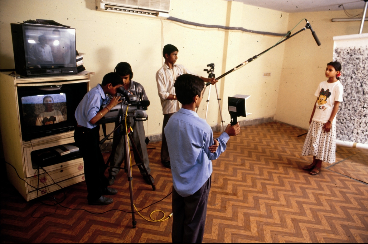 Die Kinder lernen auch den Umgang mit der Technik, hier zum Beispiel bei Filmaufnahmen in der Schule. 