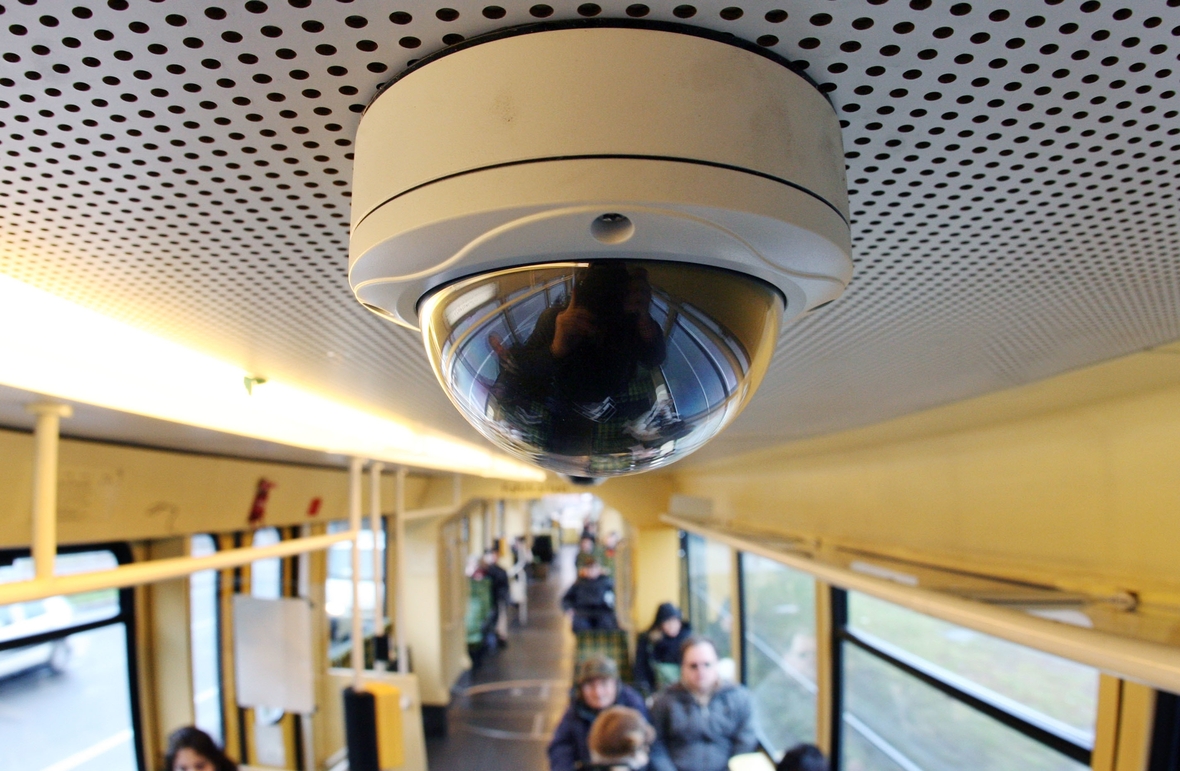 Ein Videoüberwachungssystem, das in Bussen und Bahnen eingesetzt werden kann. ZIel ist es, Täter zu überführen, die Sitze und Bänke zerstören oder andere Mitfahrende überfallen.