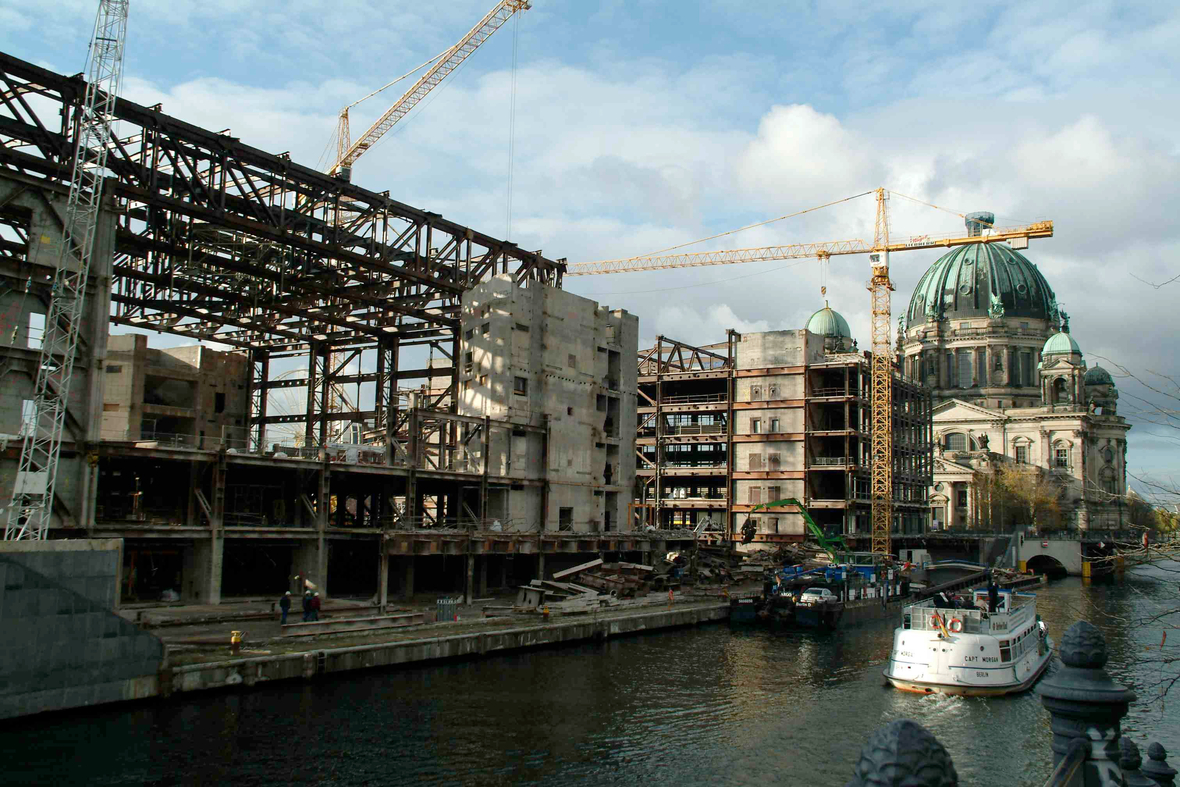 Der ehemalige „Palast der Republik“ wird abgerissen. Im Hintergrund der Berliner Dom.