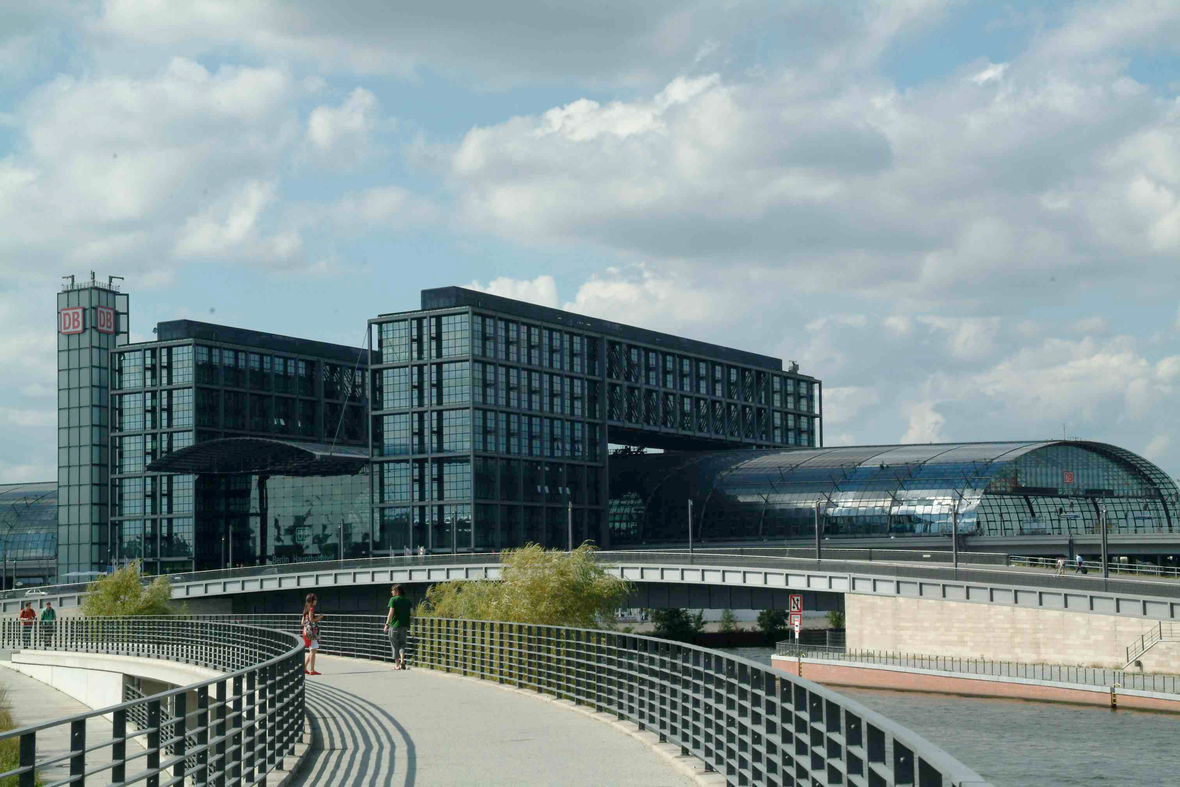 Der Berliner Hauptbahnhof wirkt wie ein Palast aus Glas.