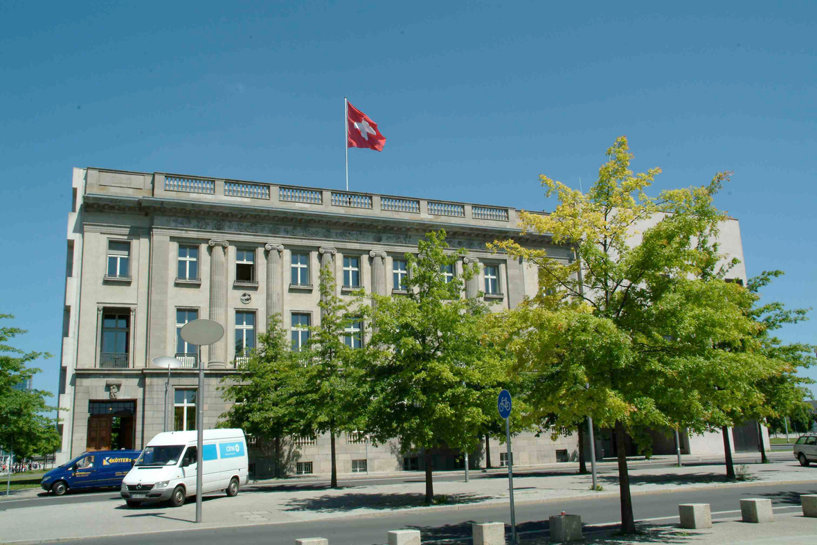 Die Schweizerische Botschaft mit der rot-weißen Fahne auf dem Dach