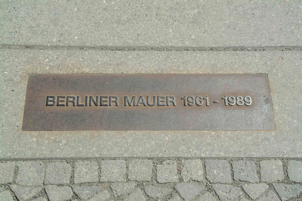 Diese Markierung zeigt, wo früher auf der östlichen Seite des Reichstagsgebäudes die Berliner Mauer verlief