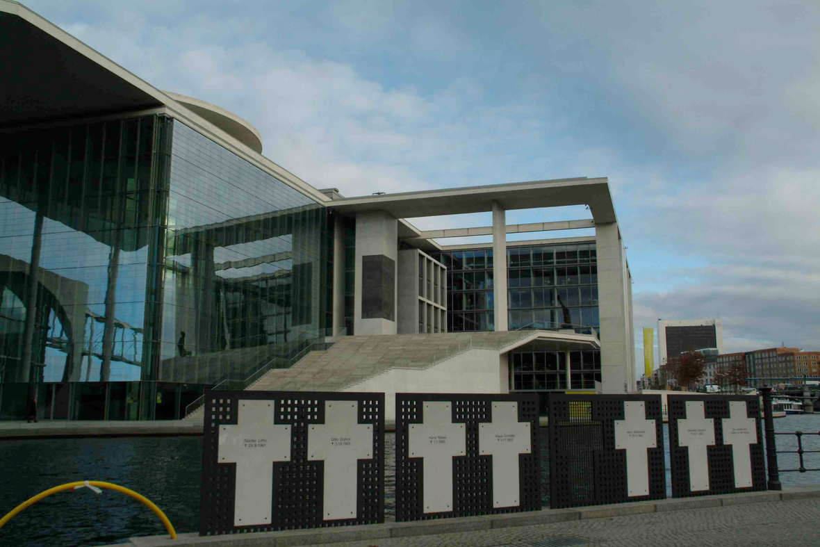 Weiße Kreuze am Reichstagsufer