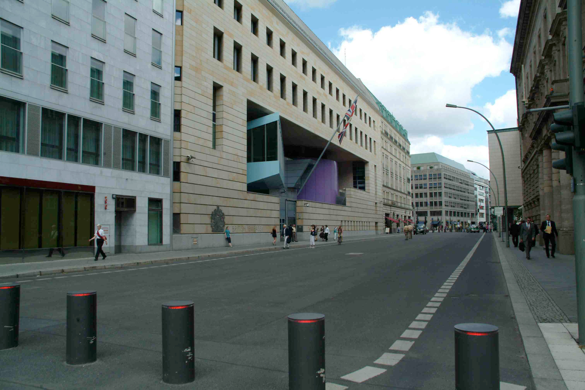 Polder versperren die Zufahrt zur Britischen Botschaft in der Wilhelmstraße in Berlin