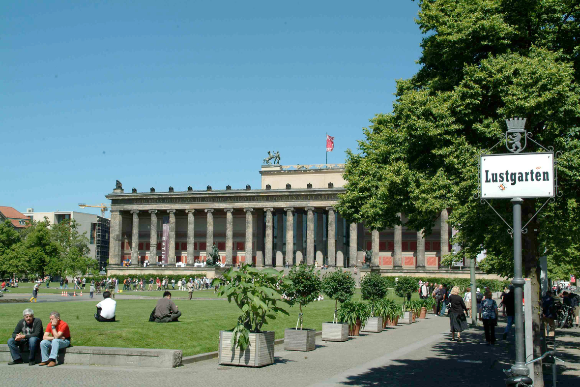 Der Lustgarten auf der Museumsinsel. Früher ein Kartoffelacker und heute ein Erholungsort. Im Hintergrund das Alte Museum.