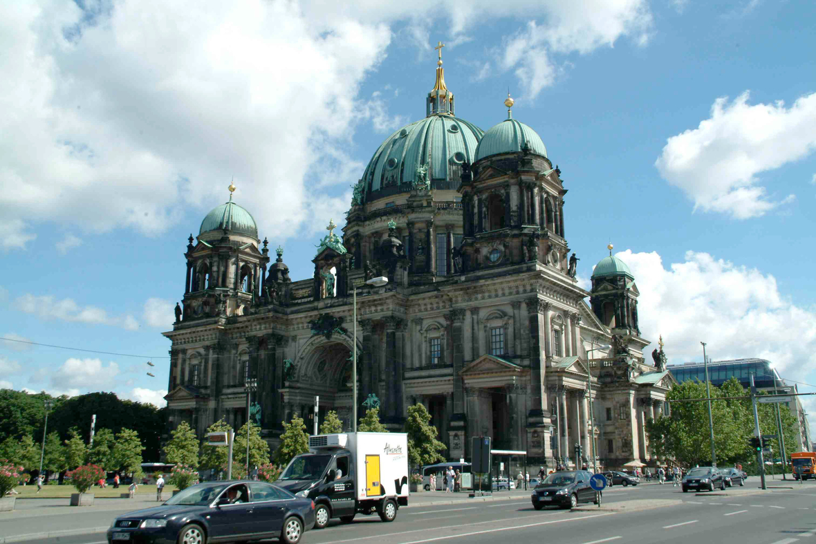 Vom deutschen Kaiser Wilhelm II. erbaut: Der Berliner Dom mit seiner mächtigen Kuppel und dem goldenen Kreuz darauf