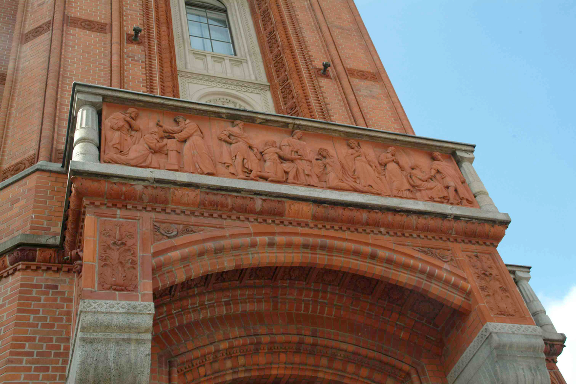 Die Tafeln am Roten Rathaus erzählen ein Stück Berliner Geschichte