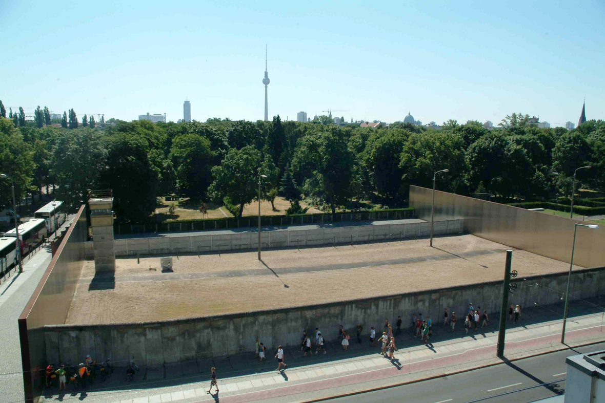 Blick von der Aussichtsplattform auf den „Grenzstreifen“ der Bernauer Straße