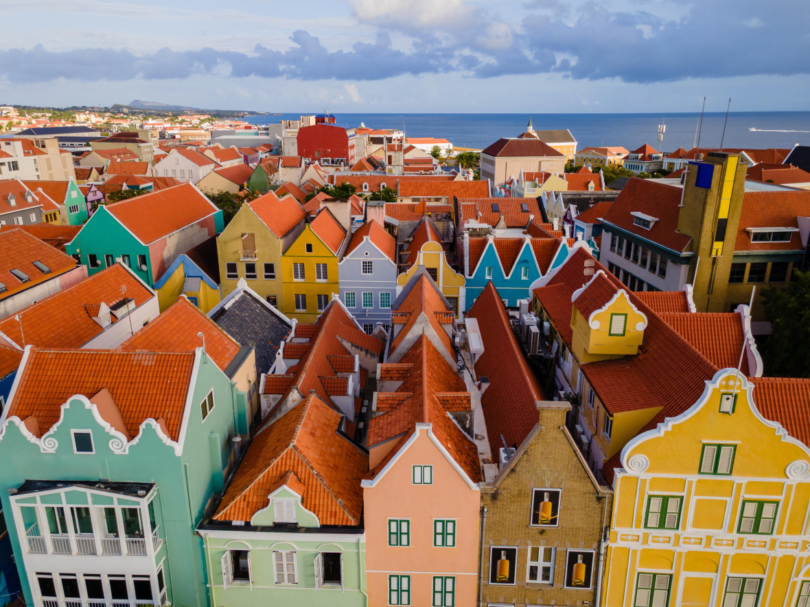 Die bunten Häuser in Willemstad sind typisch für die Architektur auf Curaçao.