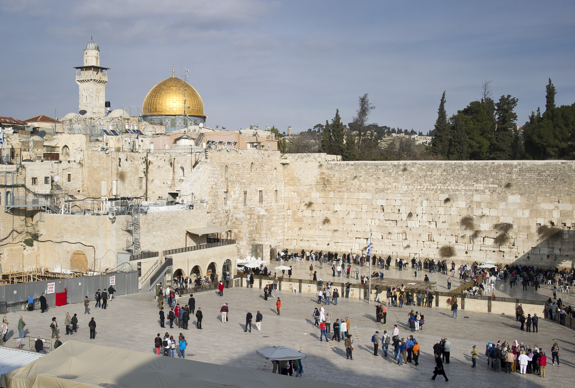 Menschen stehen in Jerusalem vor der Klagemauer.