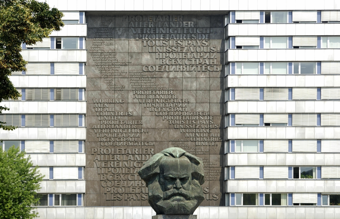 Karl-Marx-Denkmal in Chemnitz mit seinem Zitat "Proletarier aller Länder, vereinigt euch" in verschiedenen Sprachen. 