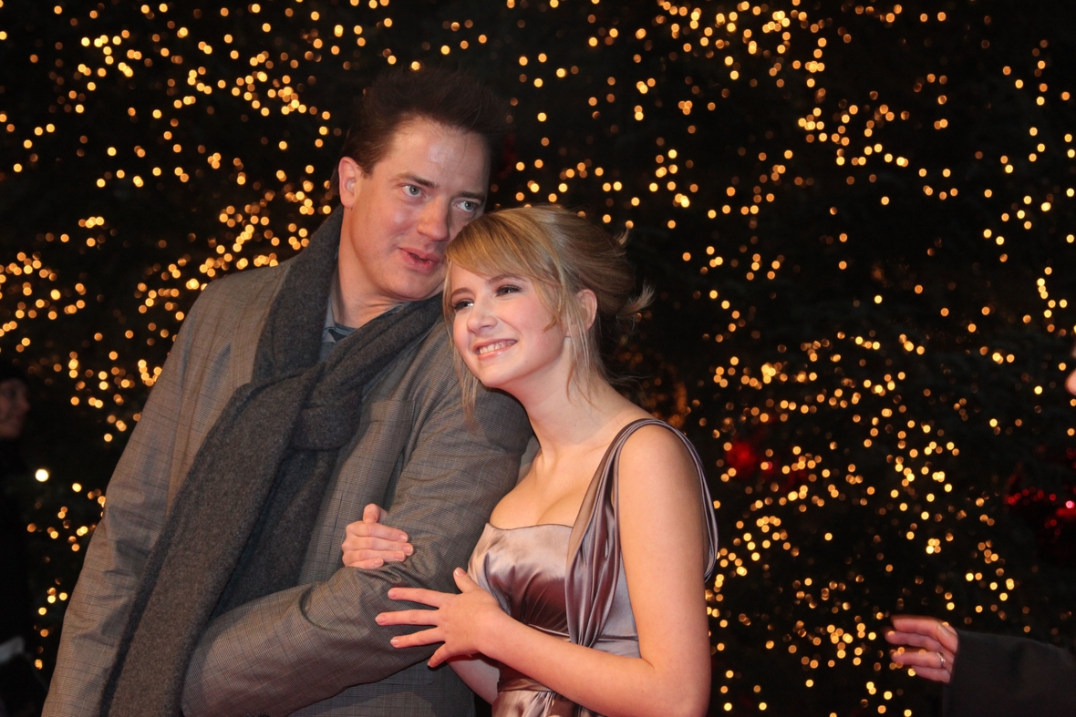 Brendan Fraser als Mo, links im Bild, und Eliza Bennet, rechts im Bild, die im Film seine Tochter Meggie spielt