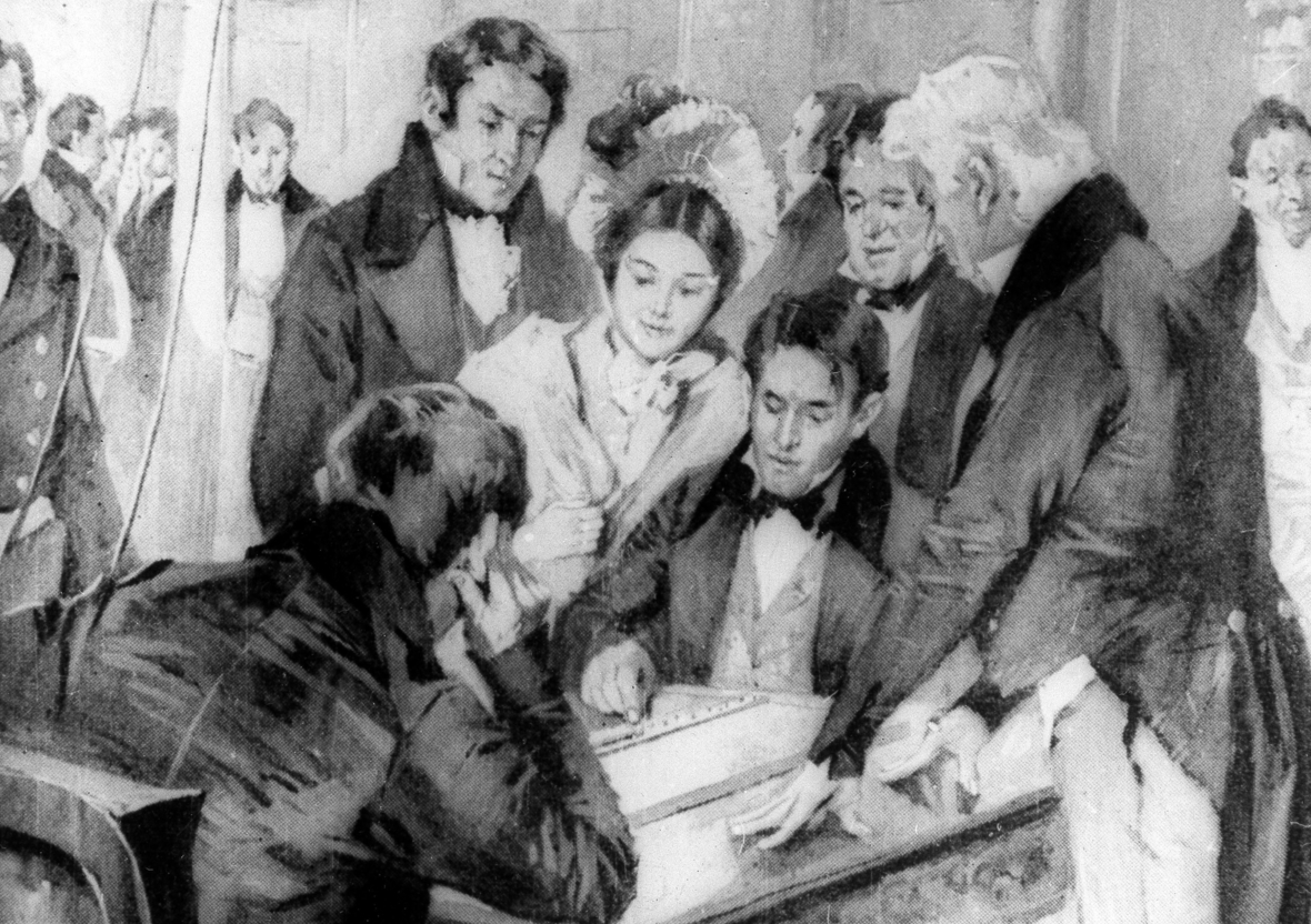 Die Schwarz-Weiß-Fotografie zeigt, wie Annie Ellsworth am 24. Mai 1844 die erste Morse-Sendung per Telegrapf an den Erfinder Samuel Morse sendet. Die Nachricht, die im rund 60 Kilometer entfernten Baltimore entschlüsselt wird, lautet: "Was hat Gott getan?" 