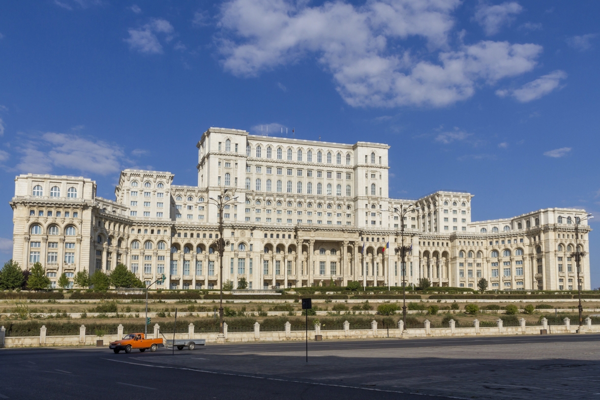 Der Parlamentspalast in der rumänischen Hauptstadt Bukarest ist nach dem Pentagon im US-amerikanischen Virginia das zweitgrößte Verwaltungsgebäude der Welt.