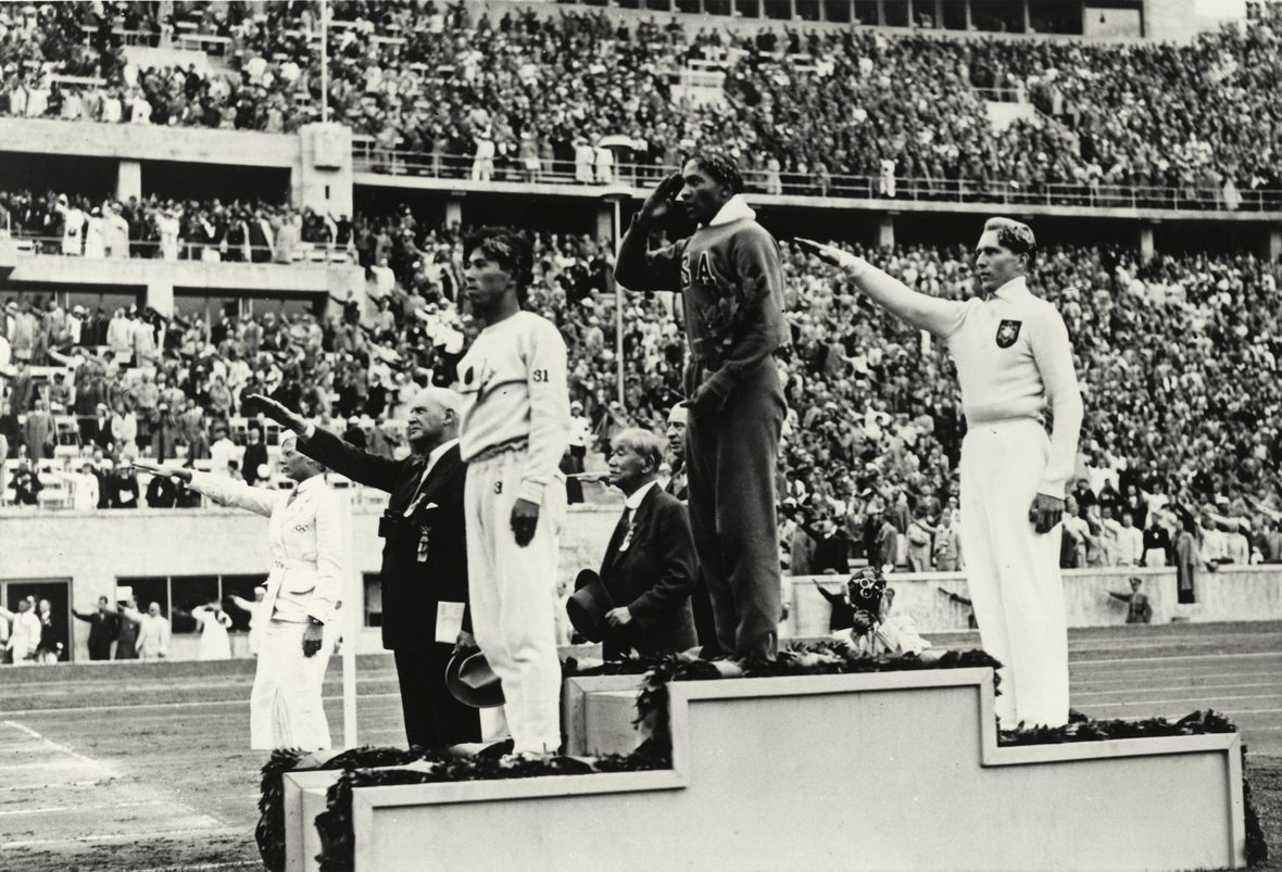 Olympische Siegerehrung 1936 in Berlin: Die Goldmedaille beim Weitsprung der Herren gewann Jesse Owens, die Silbermedaille ging an den Deutschen Luz Long.