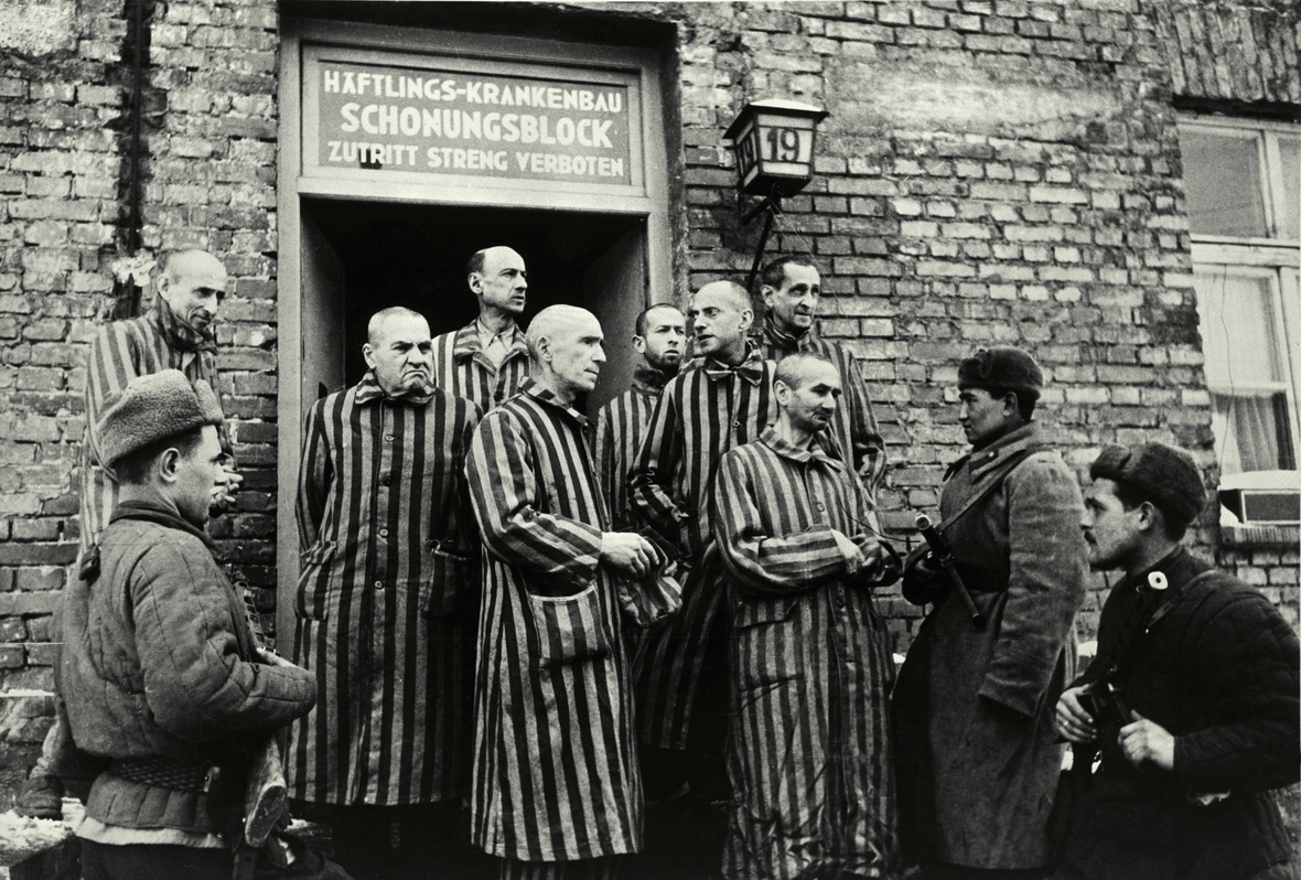 Sowjetische Truppen haben am 26. Januar 1945 das KZ Auschwitz befreit. Auf dem Bild sieht man Soldaten mit überlebenden Häftlingen vor dem Eingang zum Krankenbau.