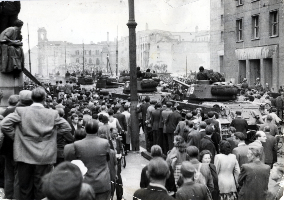 Russische Panzer beziehen am 17. Juni 1953 in Ostberlin Stellung gegen die Protestierenden