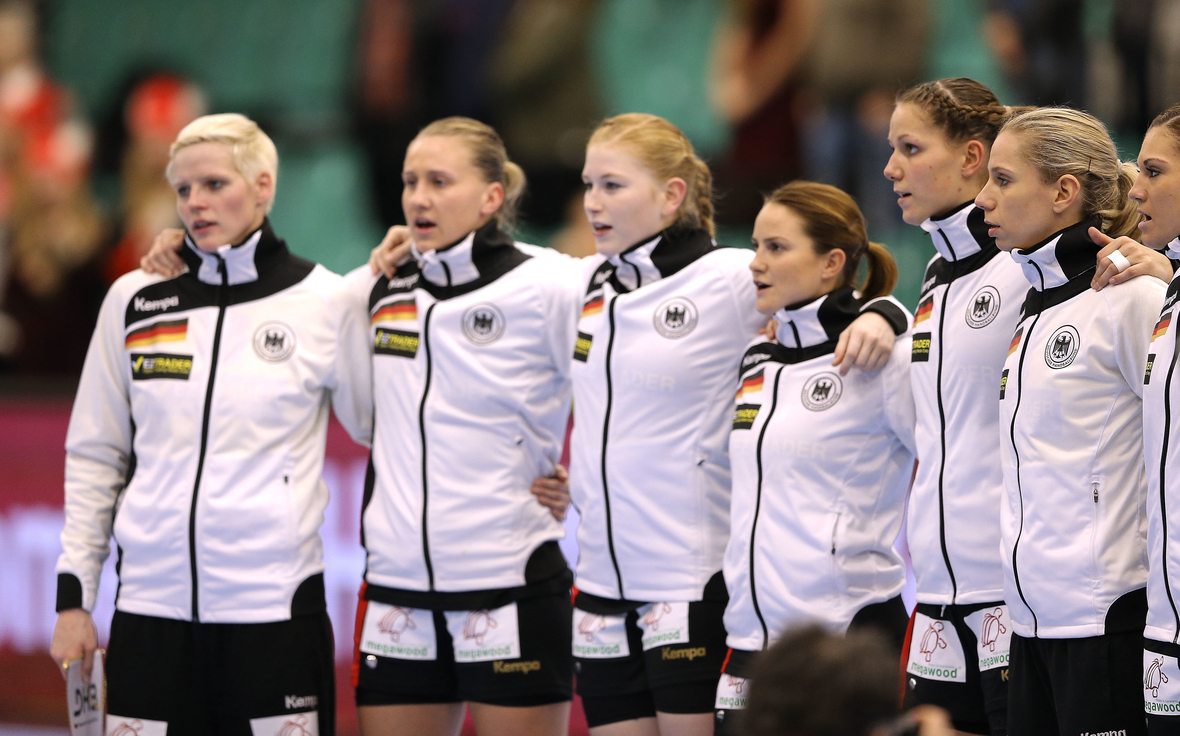 Hier singen die Spielerinnen der Deutschen Handball-Nationalmannschaft bei der Weltmeisterschaft die Nationalhymne.
