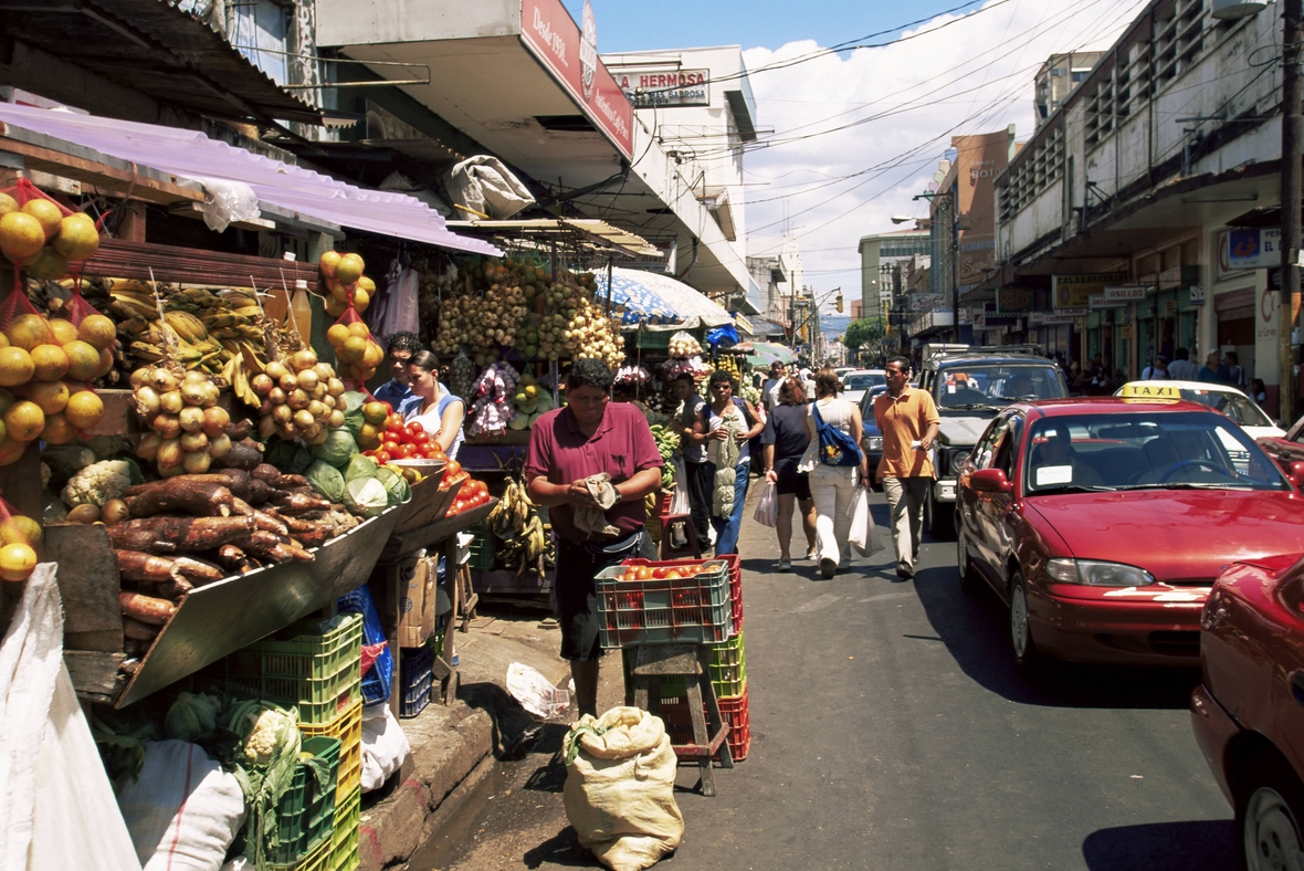 Besucher auf einem Markt in San José, Costa Rica.