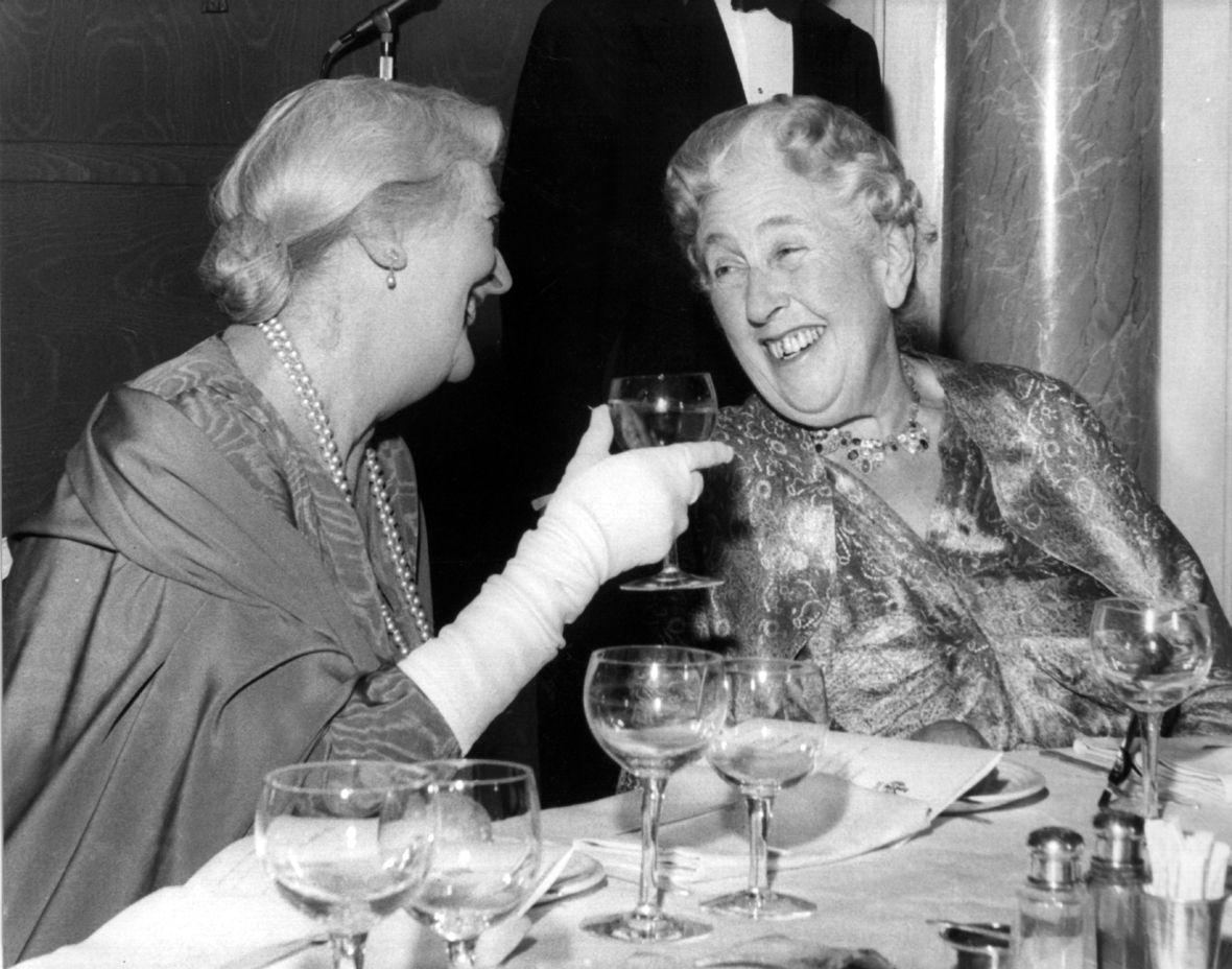 Krimi-Autorin Agatha Christie (rechts) gemeinsam mit Schauspielerin Sybil Thorndike 1962 in London  